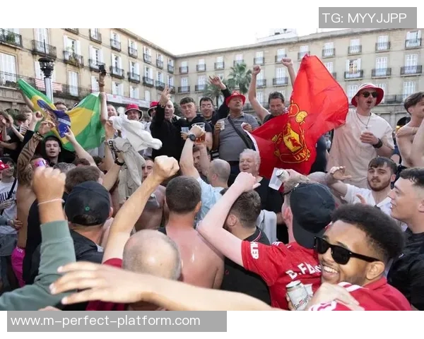 埃因霍温迎战热刺欧洲赛场激情对决引发球迷热议 埃因霍温迎战热刺欧洲赛场激情对决引发球迷热议